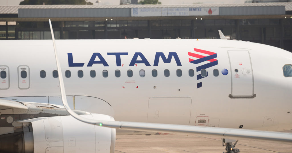 Latam oferece desconto ou reembolso em caso de emergência.